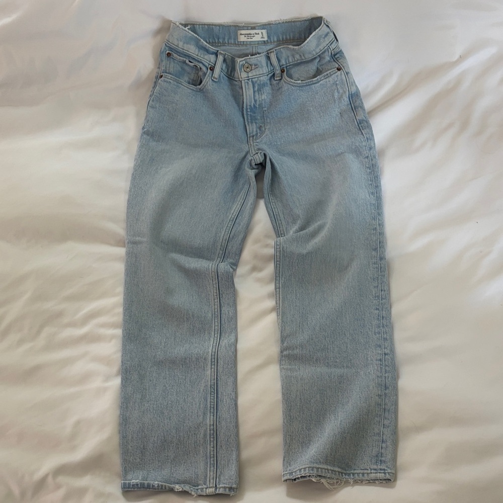 Abercrombie & Fitch Women's 90s Straight Light Blue Jeans